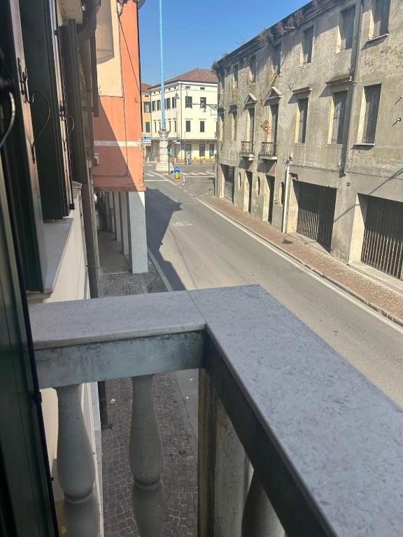 Vista della strada dal balcone del B&B Il Novalino verso la fermata bus Padova Treviso