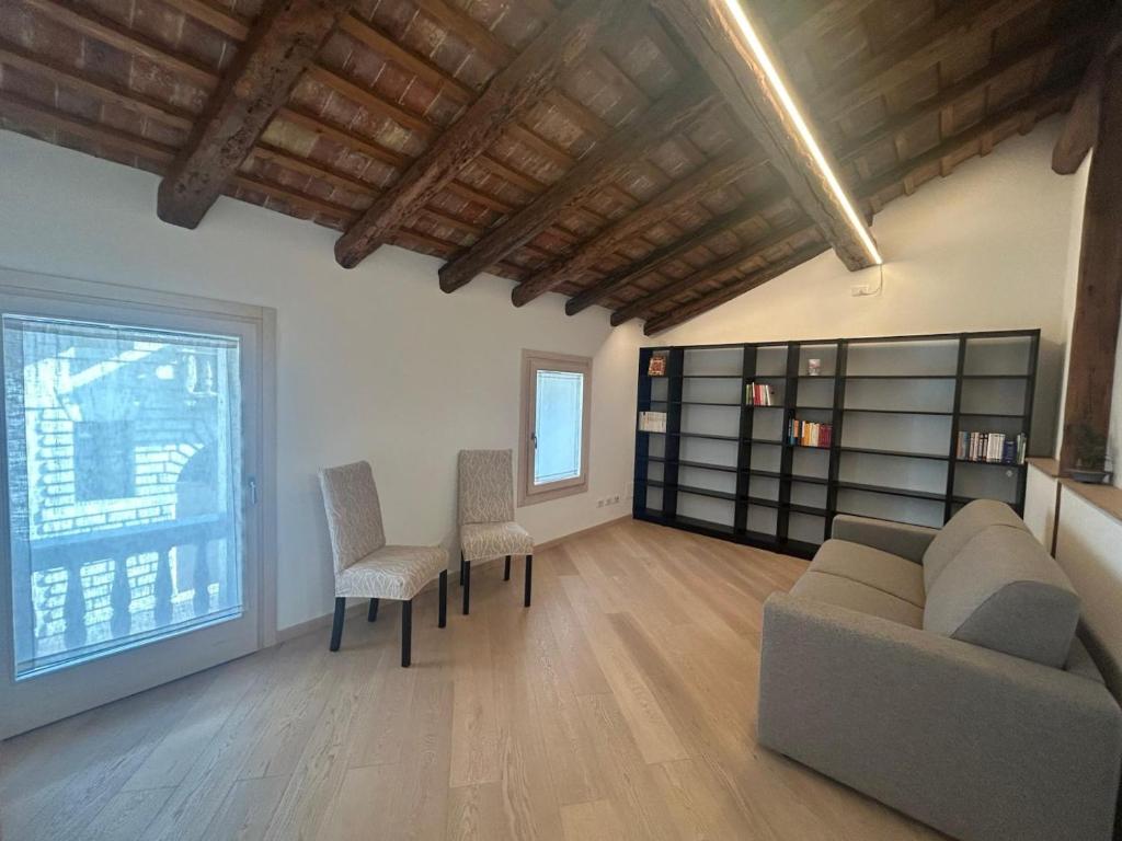 Soggiorno luminoso con travi a vista presso B&B Il Novalino